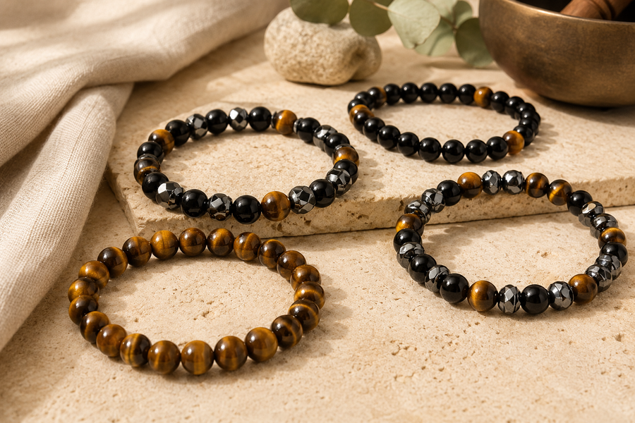 bracelets oeil de tigre disposés dans un environnement sobre propice à la méditation