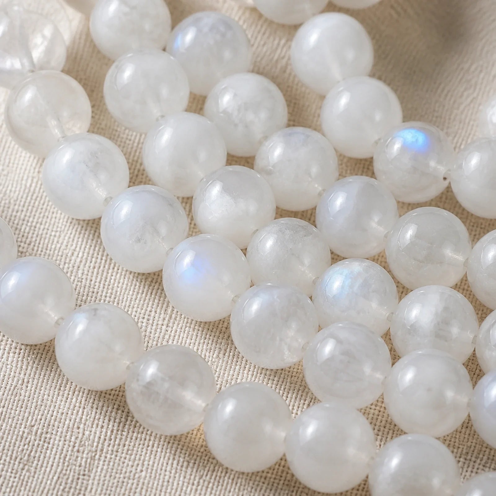 perles de pierre de lune sur du lin