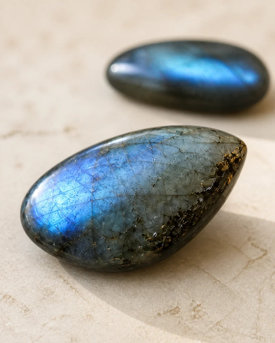 Gros plan sur labradorite polie