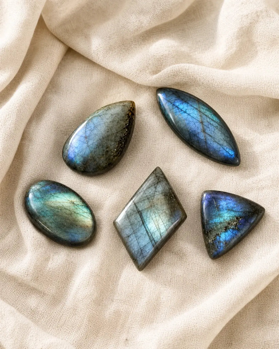 Labradorites polies posées sur du lin