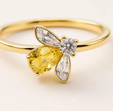 Détail du motif abeille et de la Citrine sur la bague