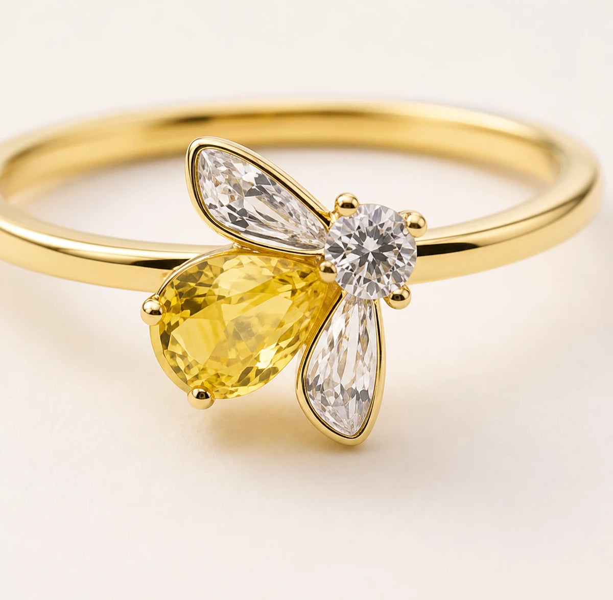 Détail du motif abeille et de la Citrine sur la bague