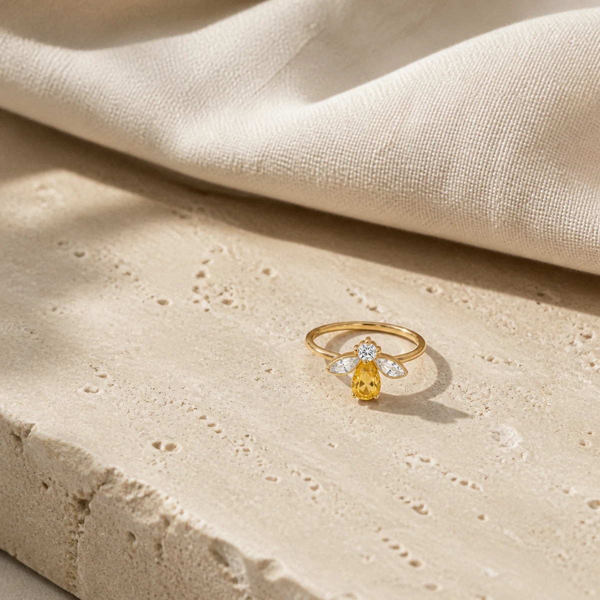 Bague Citrine abeille dorée dans une ambiance naturelle