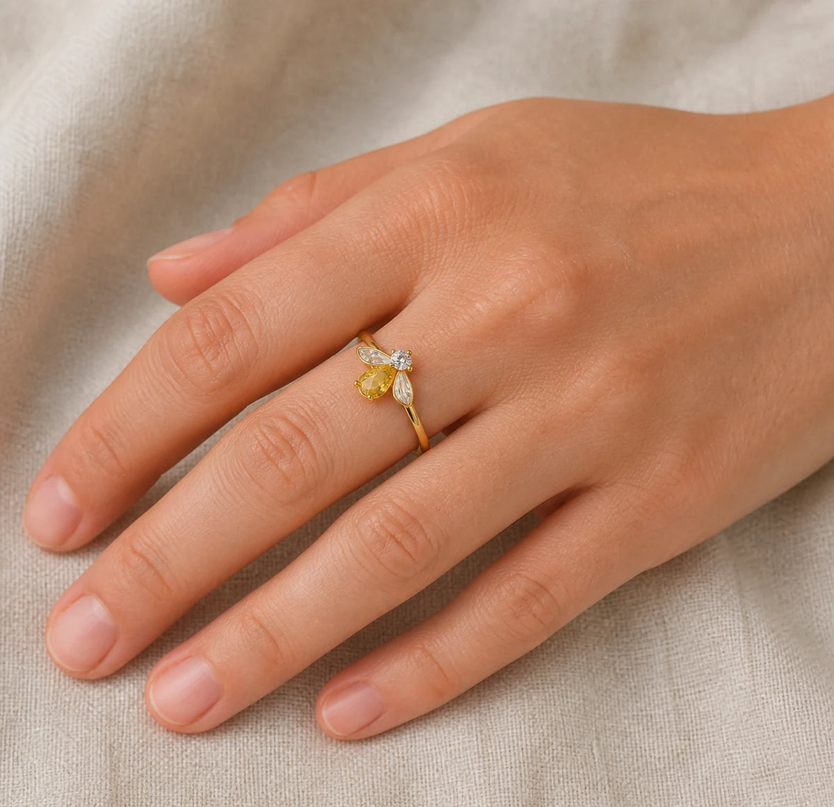 Bague Citrine abeille dorée portée à la main