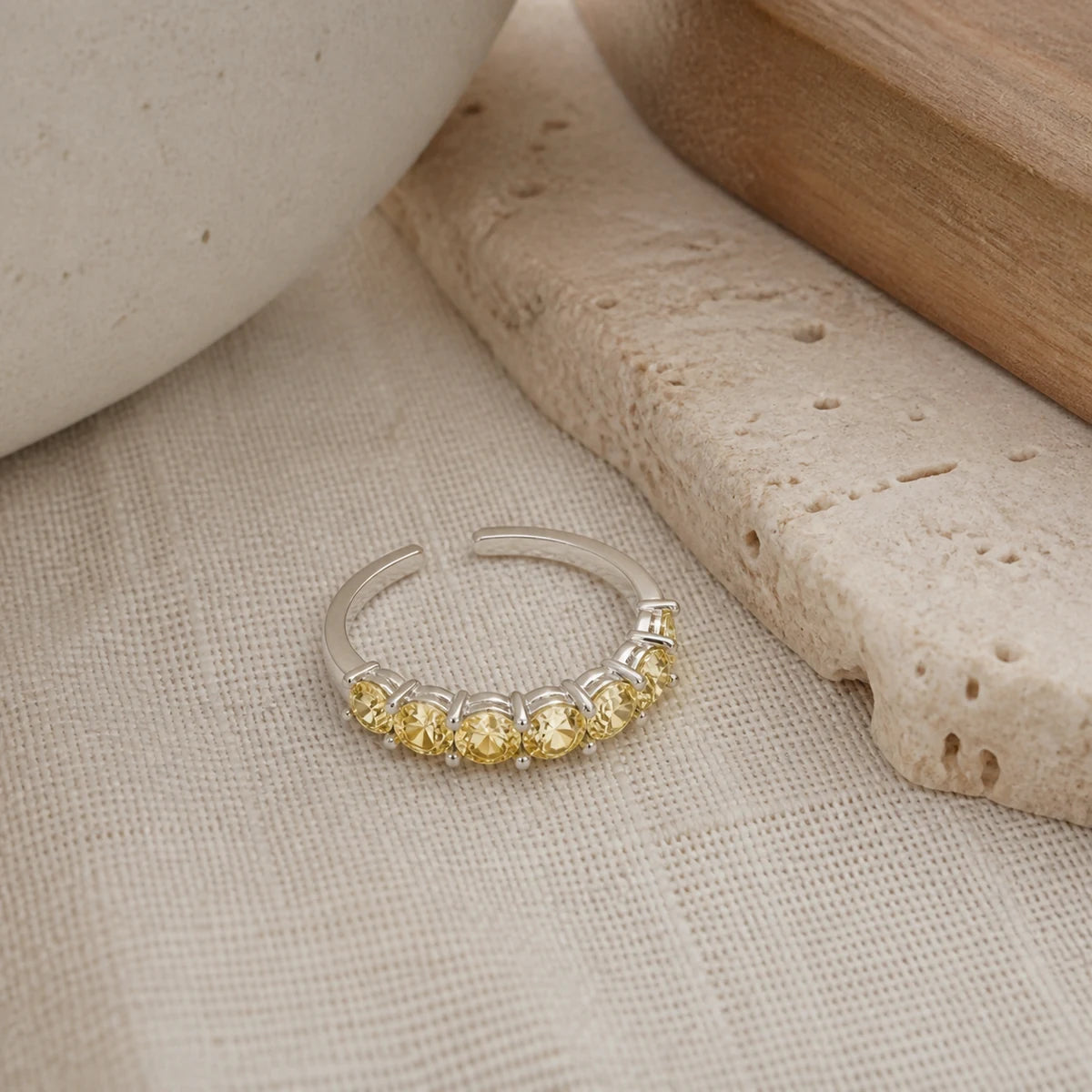 Bague Citrine en argent 925 dans une ambiance naturelle