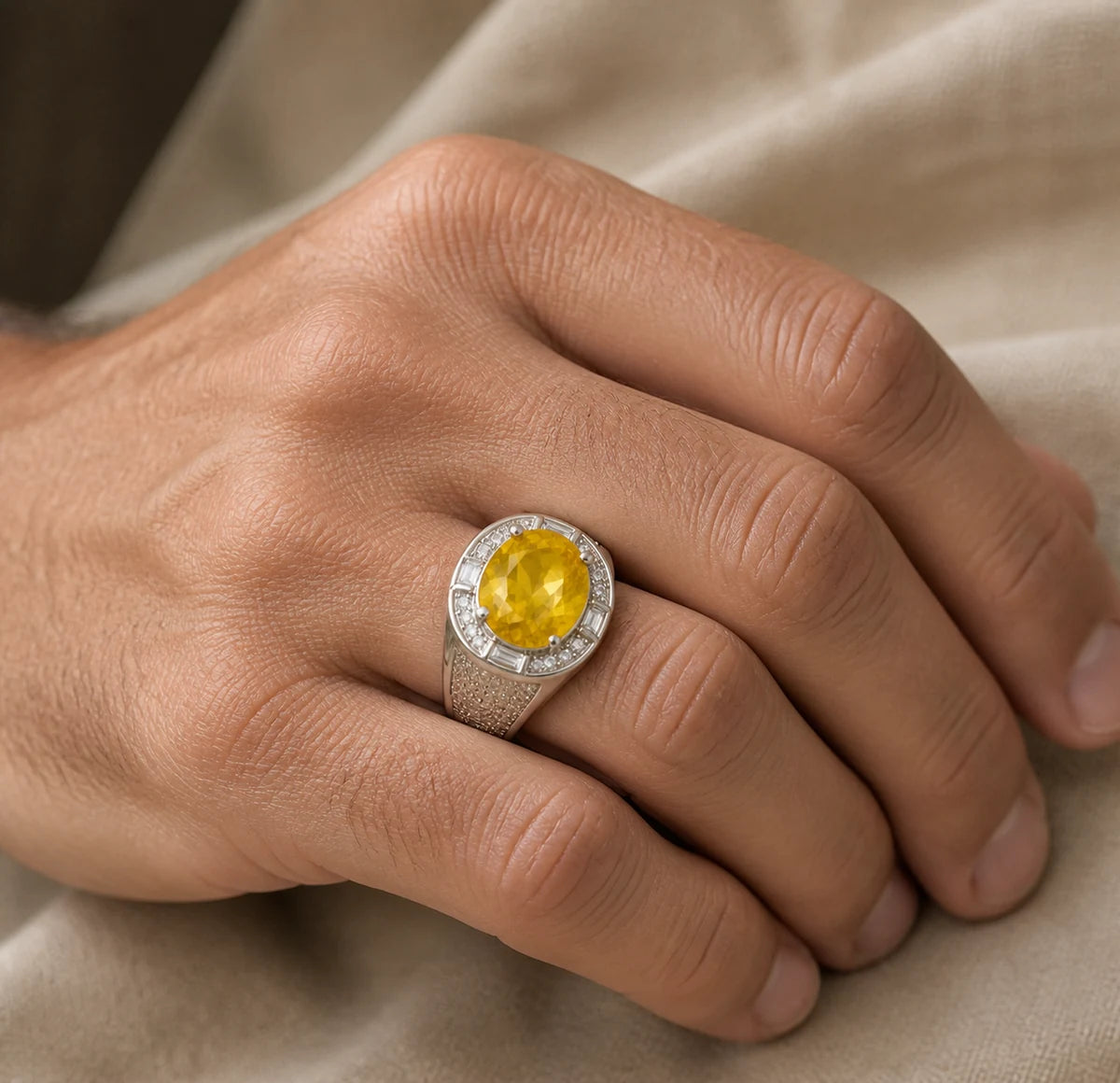 Bague Citrine en argent 925 portée sur une main masculine