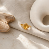 Bague en Citrine ovale dorée dans une ambiance naturelle