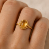 Bague Citrine ovale dorée portée à la main