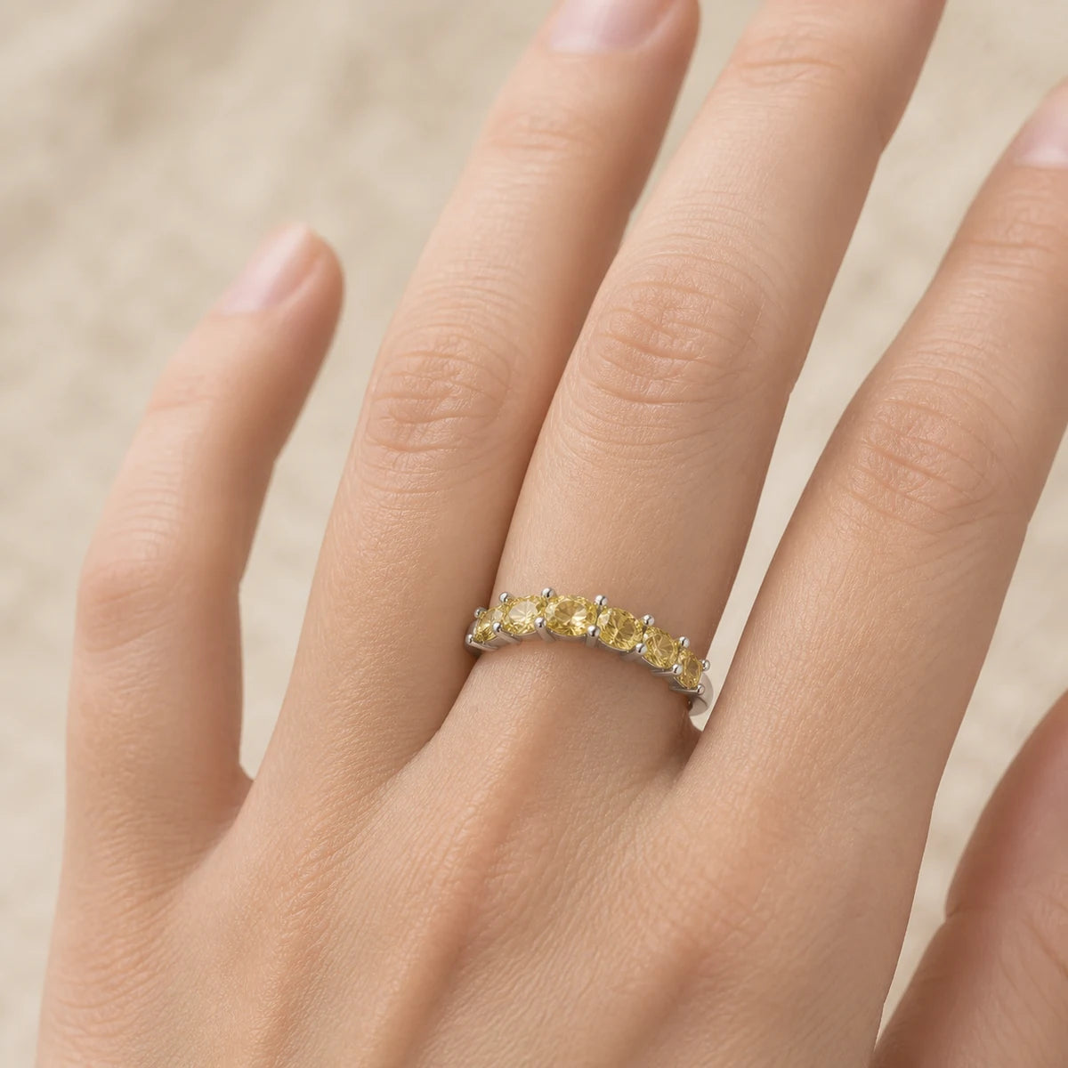 Bague Citrine réglable en argent portée à la main