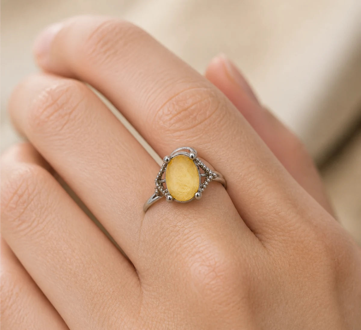 Bague réglable en Citrine naturelle portée à la main