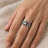 Bague Cornaline en argent 925 portée à la main