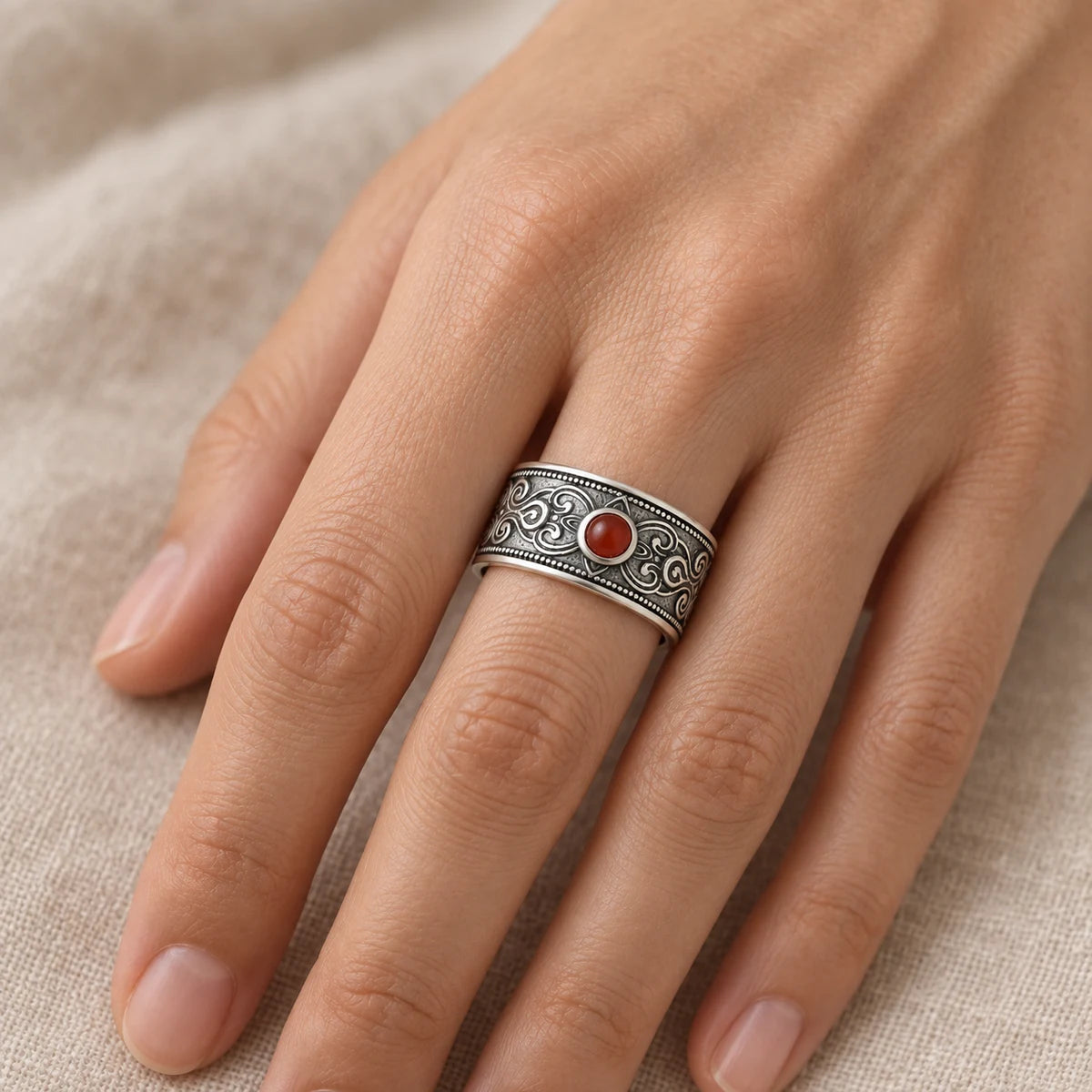 Bague Cornaline en argent 925 portée à la main