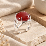 Bague en Cornaline rouge dans une ambiance naturelle