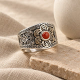 Bague Cornaline fleur dans une ambiance naturelle et minérale