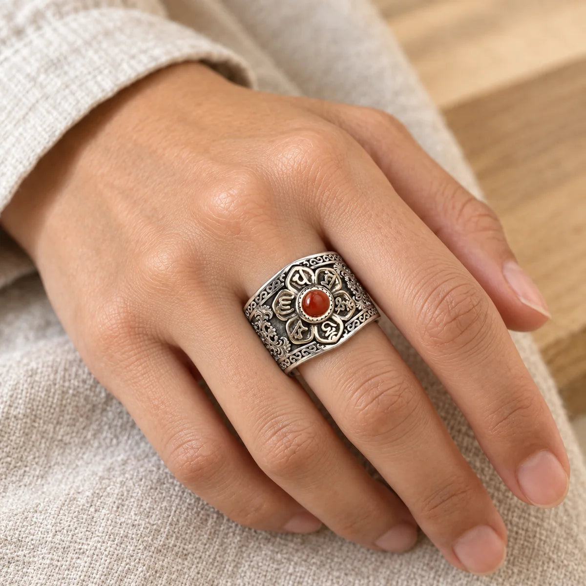 Bague Cornaline fleur en argent 925 portée à la main