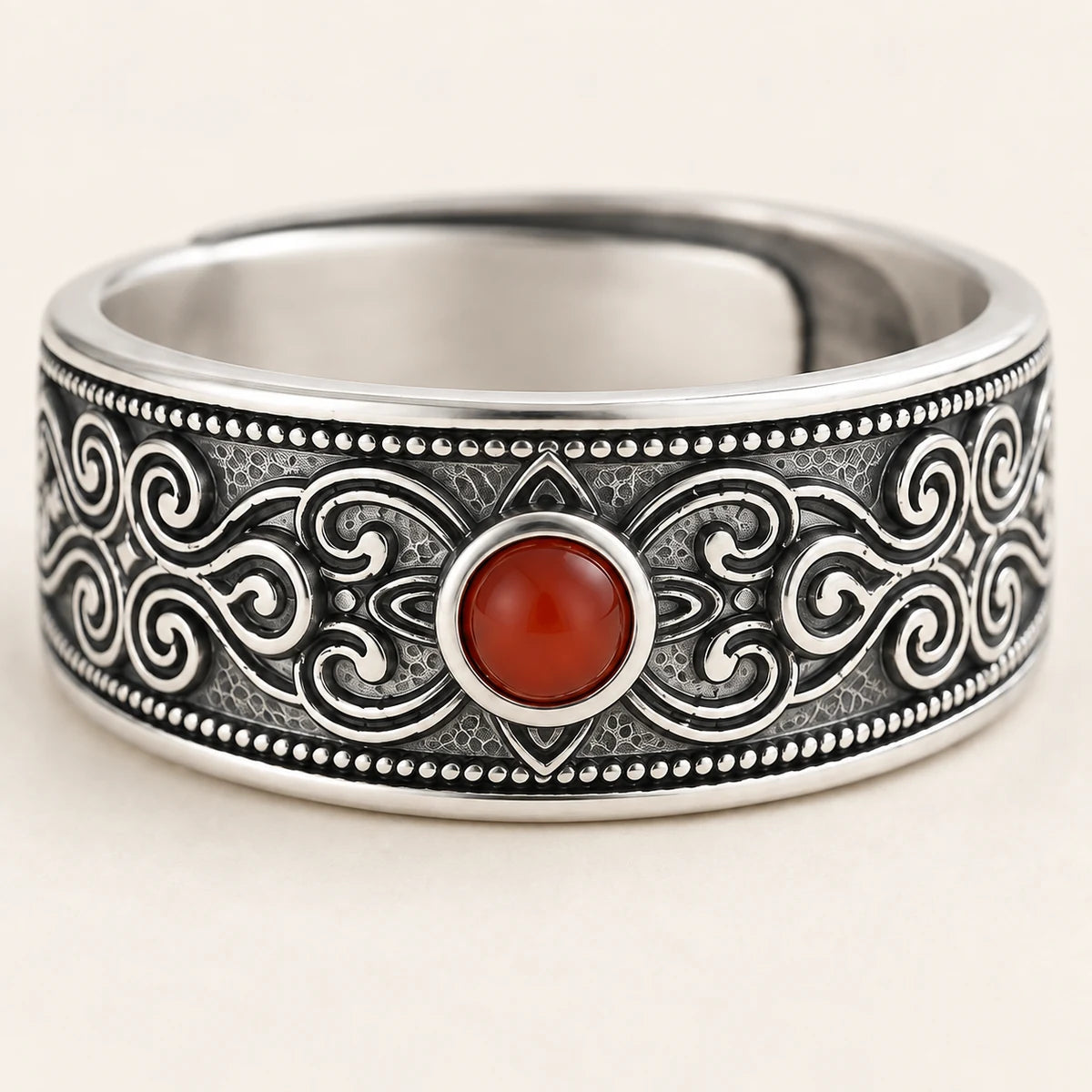 Détail du cabochon de Cornaline et des motifs de la bague
