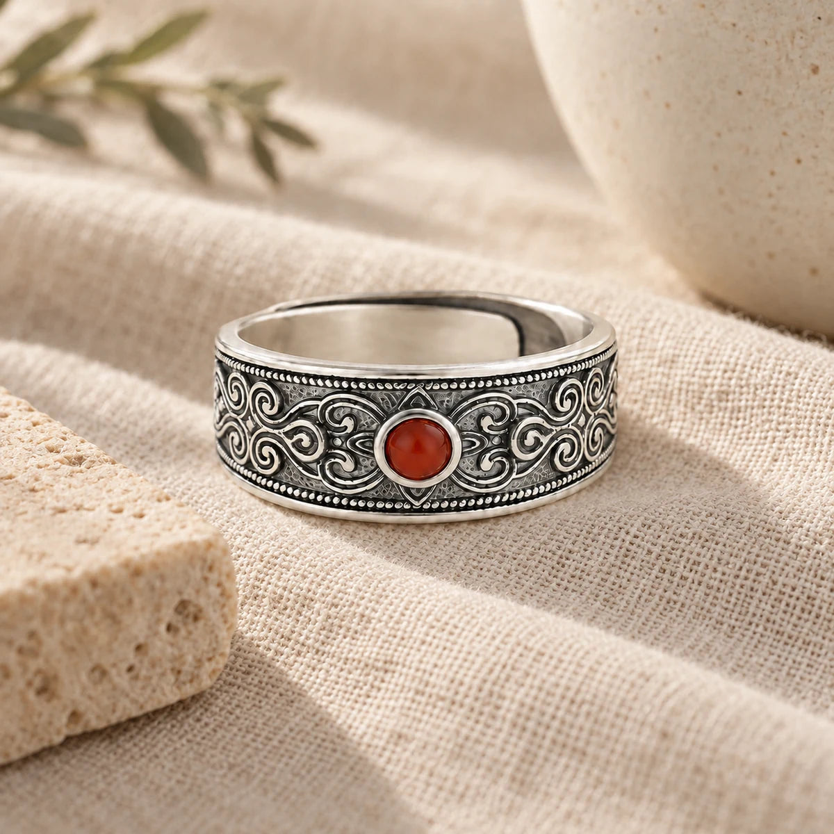 Bague Cornaline ornementale dans une ambiance naturelle