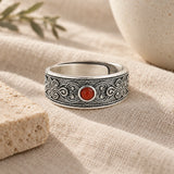 Bague Cornaline ornementale dans une ambiance naturelle