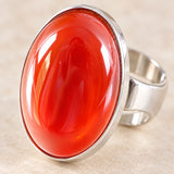 Détail du grand cabochon ovale en Cornaline rouge