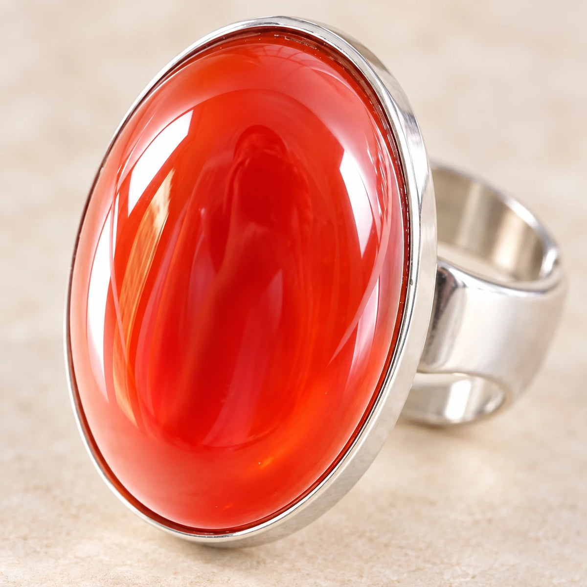 Détail du grand cabochon ovale en Cornaline rouge