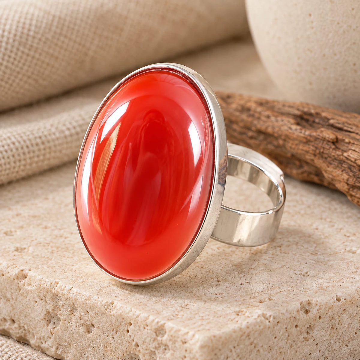 Bague Cornaline ovale dans une ambiance naturelle et minimaliste