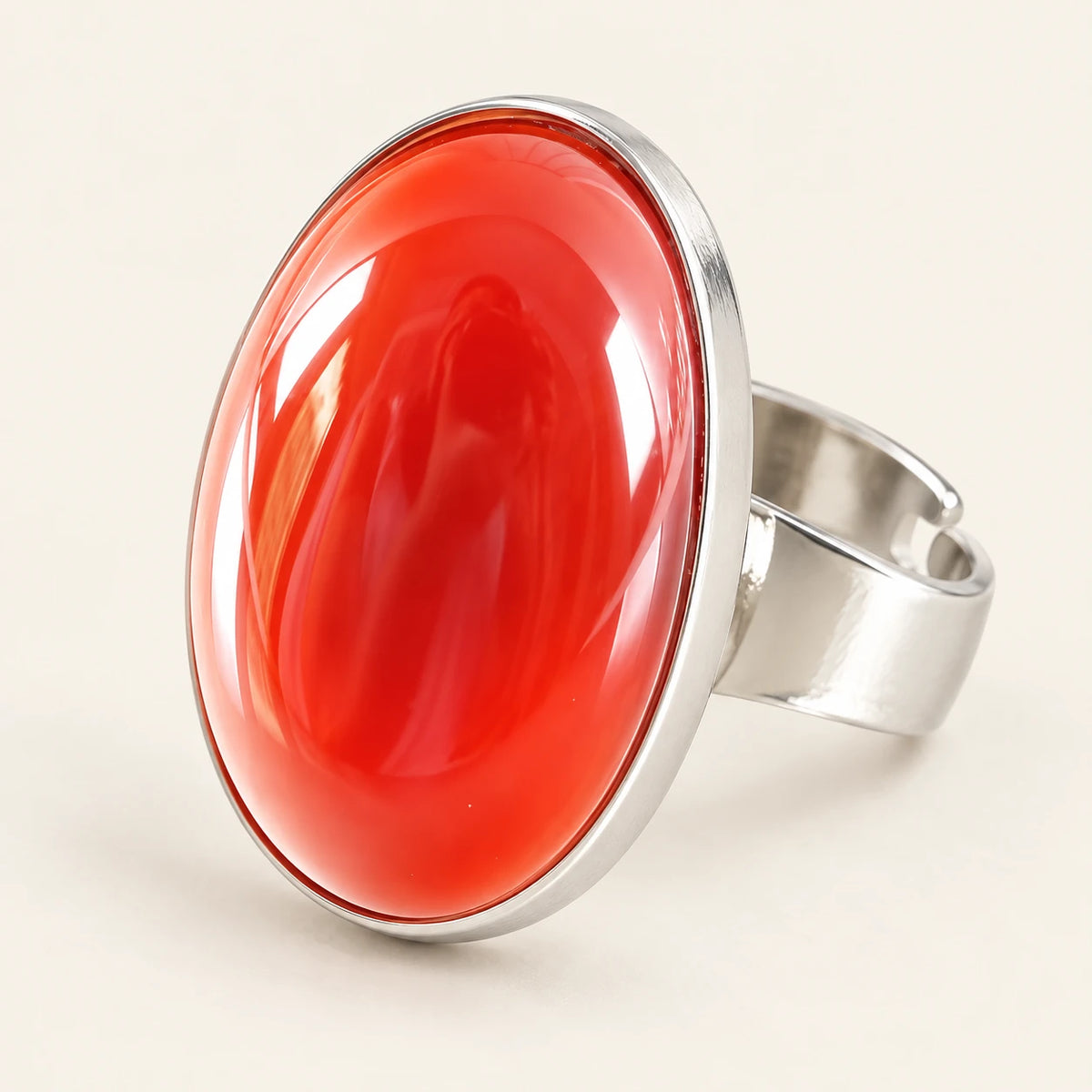 Bague réglable avec grand cabochon ovale en Cornaline rouge