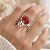 Bague Cornaline rouge réglable portée à la main