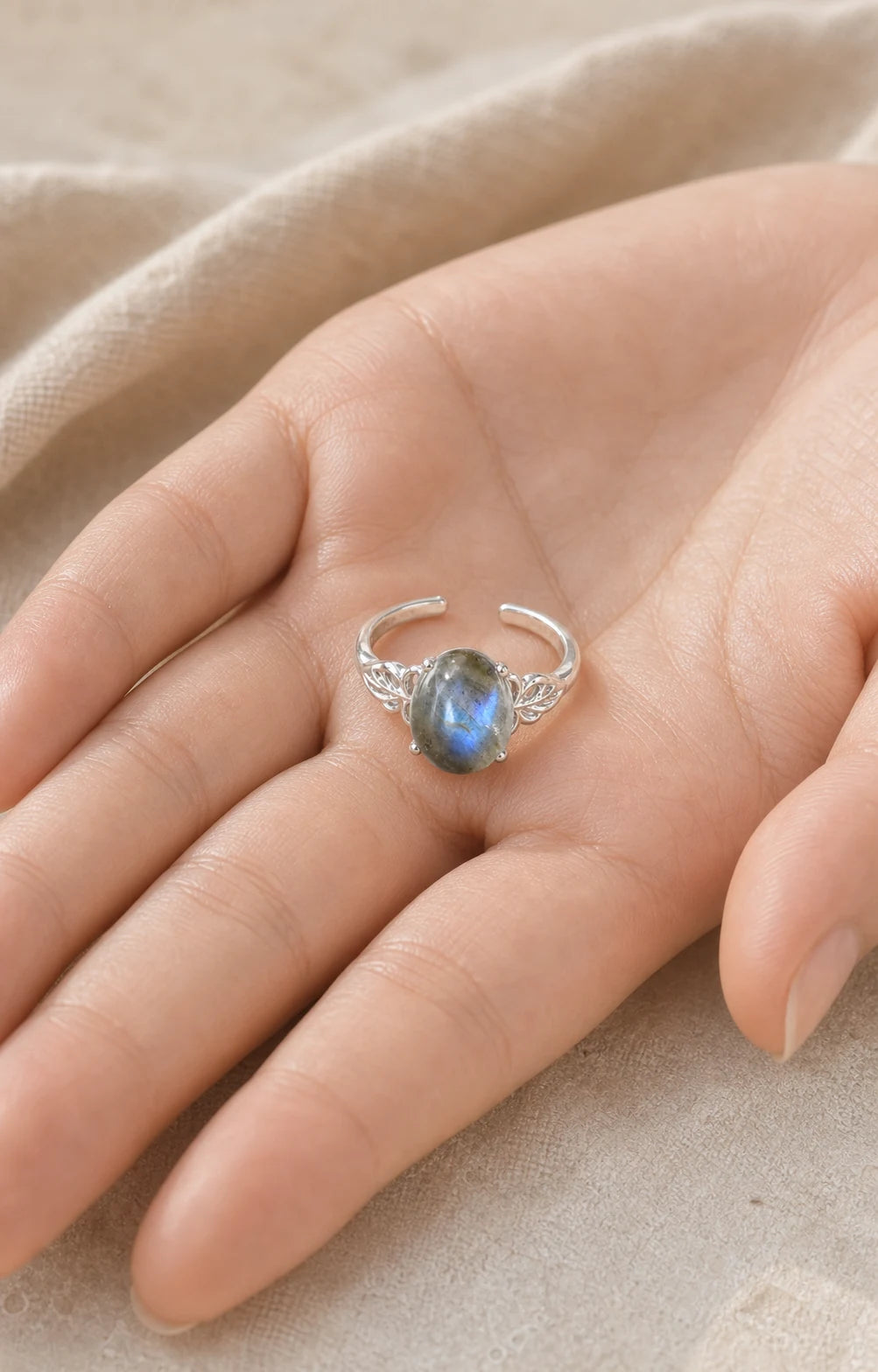 Bague réglable en labradorite présentée dans une main pour montrer son échelle