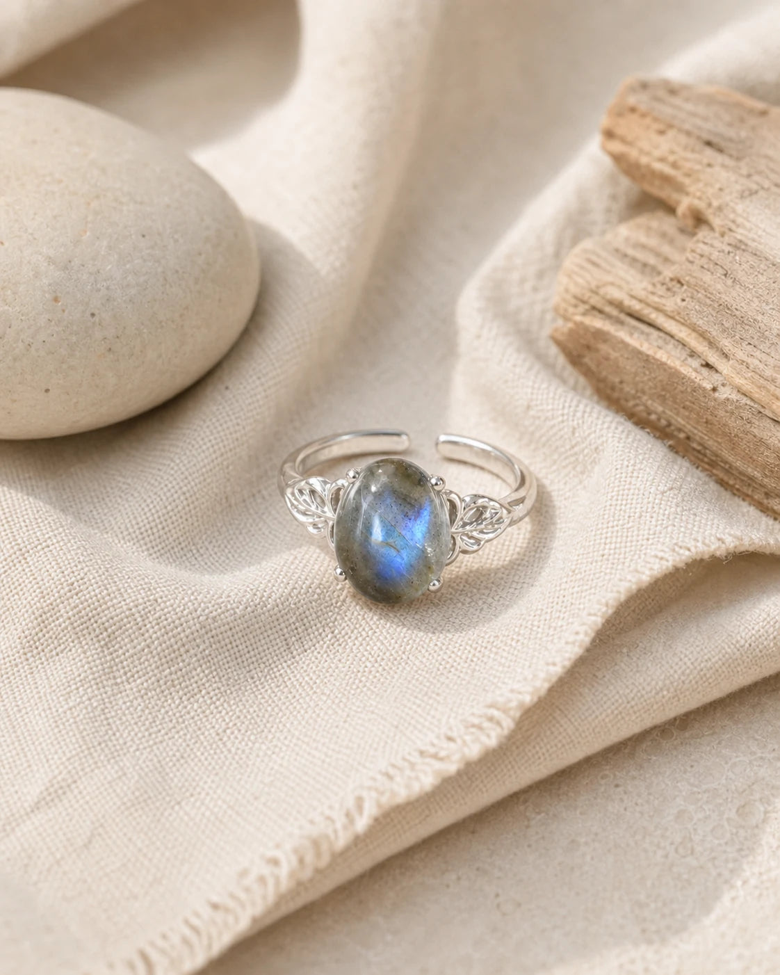Bague réglable en labradorite sur lin clair, pierre naturelle et bois brut