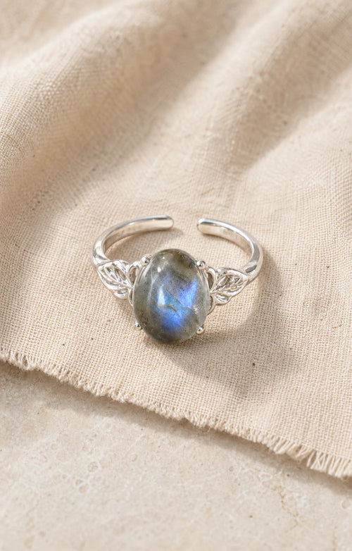 Vue complète de la bague réglable en labradorite sur lin naturel