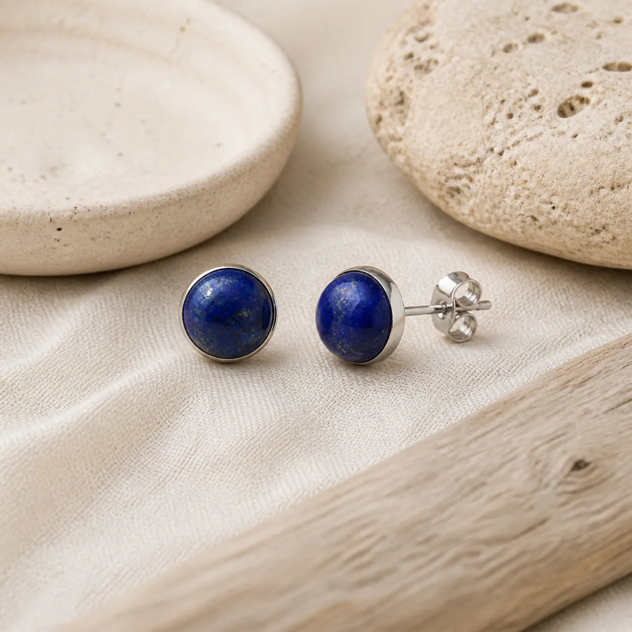 Boucles d’oreilles Lapis Lazuli dans une ambiance naturelle