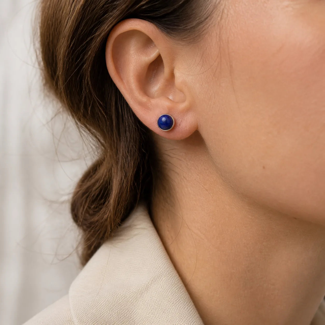Boucles d’oreilles à clous Lapis Lazuli portées