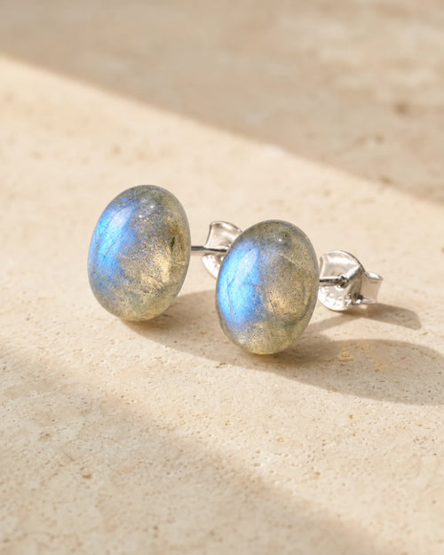 Paire de boucles d’oreilles à clous en labradorite sur pierre beige