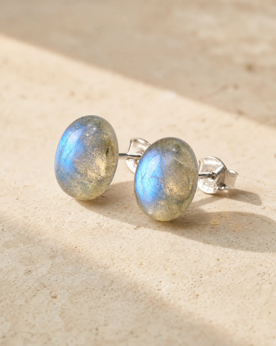 Paire de boucles d’oreilles à clous en labradorite sur pierre beige
