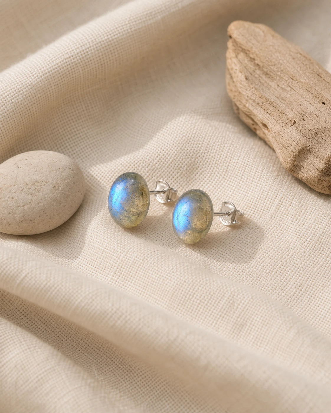 Boucles d’oreilles à clous en labradorite sur lin clair, pierre naturelle et bois brut