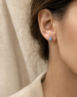 Boucle d’oreille à clou en labradorite portée près de l’oreille