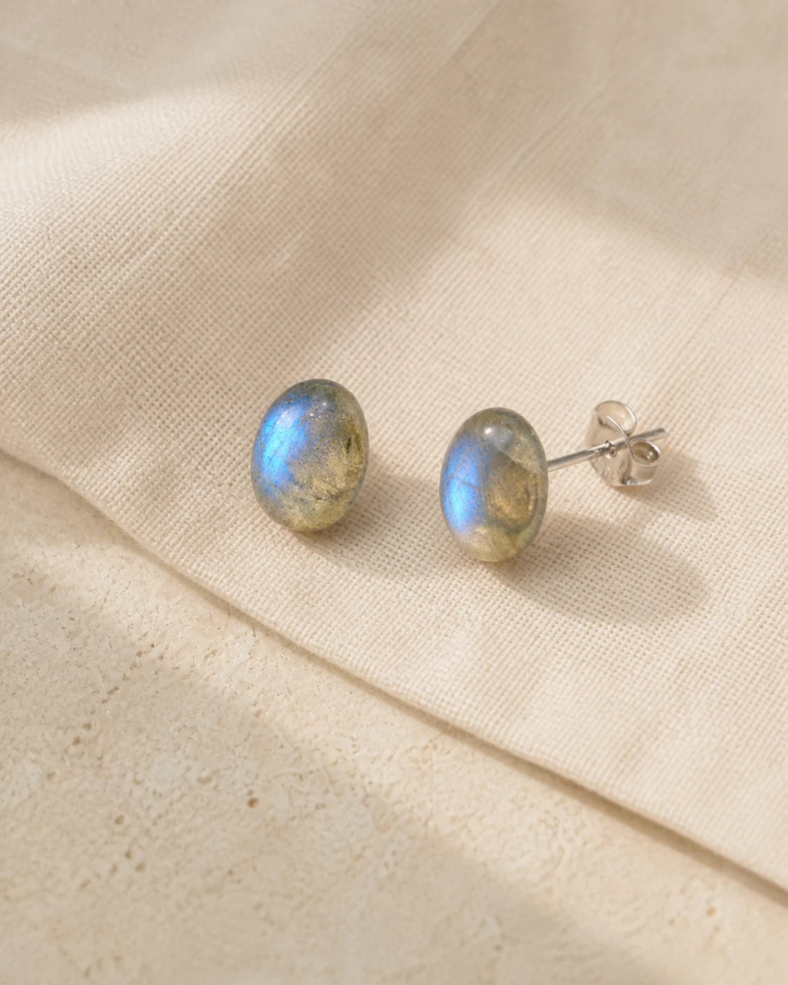 Vue complète des boucles d’oreilles en labradorite avec tiges et poussettes en argent