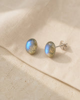 Vue complète des boucles d’oreilles en labradorite avec tiges et poussettes en argent