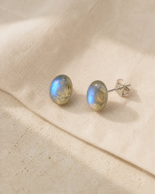 Vue complète des boucles d’oreilles en labradorite avec tiges et poussettes en argent