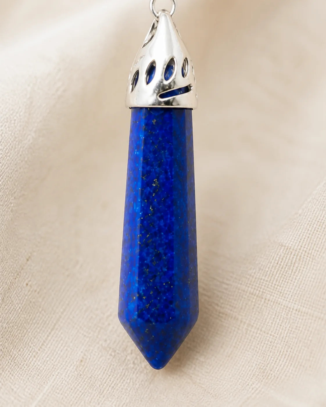 Détail de la pierre facettée en Lapis Lazuli