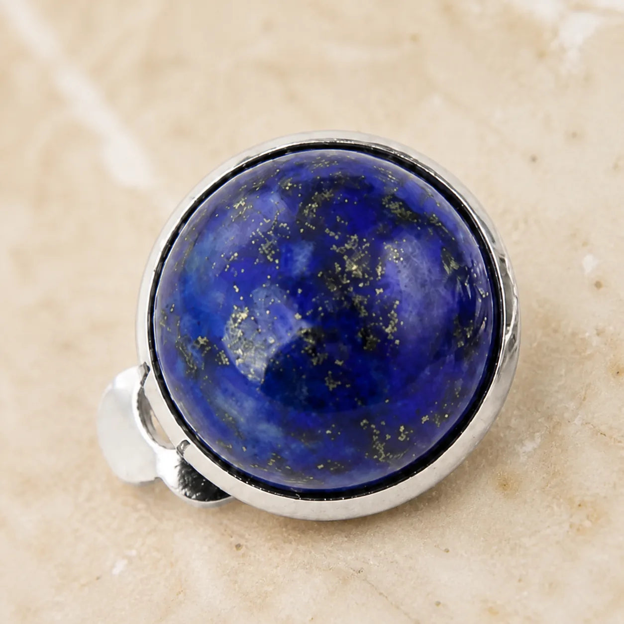 Détail du cabochon rond en Lapis Lazuli