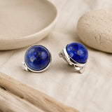 Boucles d’oreilles Lapis Lazuli dans une ambiance naturelle