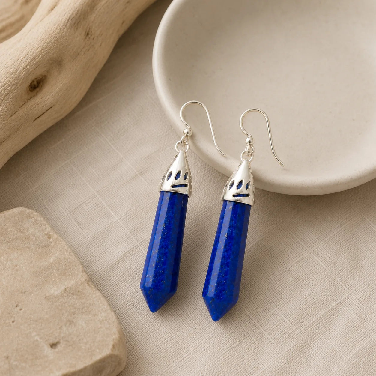 Boucles d’oreilles pendantes en Lapis Lazuli dans une ambiance naturelle