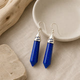 Boucles d’oreilles pendantes en Lapis Lazuli dans une ambiance naturelle