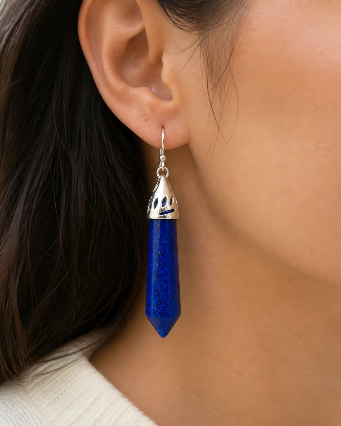 Boucles d’oreilles pendantes Lapis Lazuli portées
