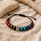 Bracelet 7 Chakras double rang en pierres naturelles présenté sur du lin clair.