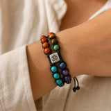 Bracelet 7 Chakras double rang tressé porté au poignet.