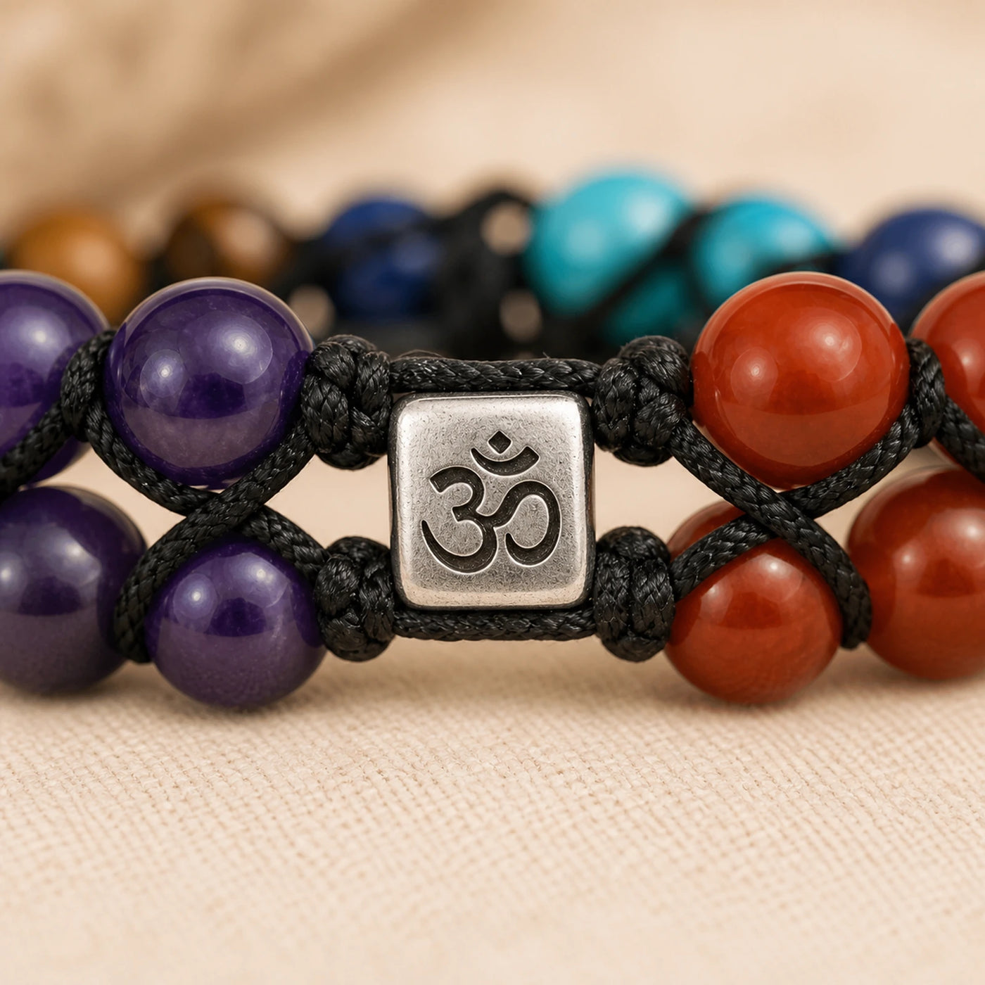 Détail du symbole Om sur un bracelet 7 Chakras double rang.