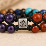 Détail du symbole Om sur un bracelet 7 Chakras double rang.