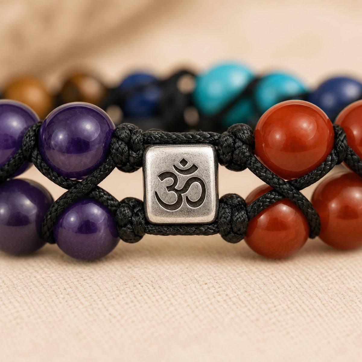 Détail du symbole Om sur un bracelet 7 Chakras double rang.